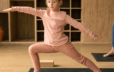 Niña en clase de yoga.