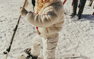 Família inteira do resort compartilhando momento feliz.