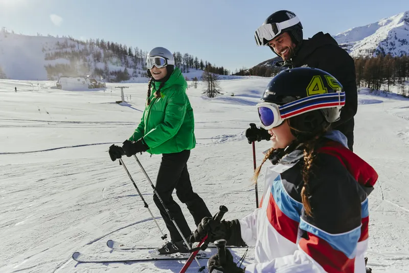 Familia esquiando en pista