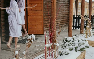 Pareja entrando en el spa.