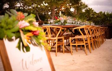 Espaço decorado para o jantar de celebração de um casamento.