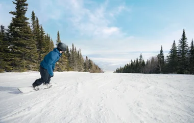 Pessoa esquiando na neve.