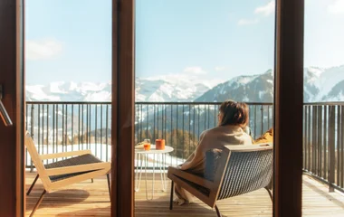 Femme sur son balcon à Grand Massif Samoëns Morillon