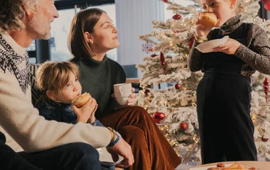 Crianças em atividades de monitoramento infantil