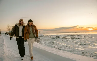 Pareja caminando por la nieve.