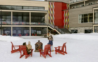 grupo em volta de uma fogueira