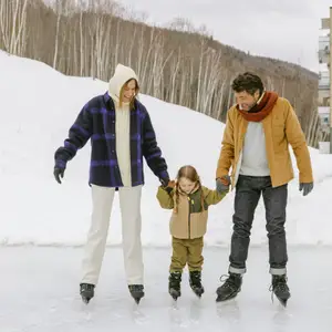 família patinando no gelo