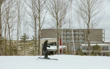Persona esquiando en la nieve cerca del resort.