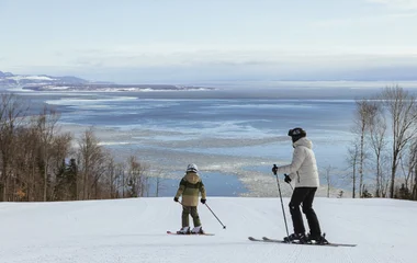 Padre e hijo esquiando.