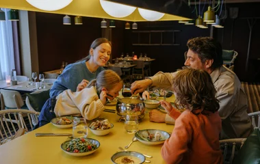 Família fazendo uma refeição em um dos restaurantes do Club Med Quebec Charlevoix.