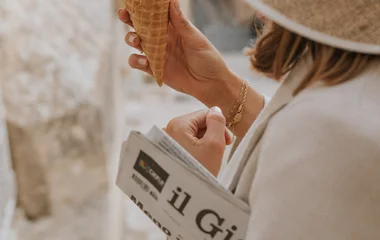 Femme qui mange une glace à Cefalù