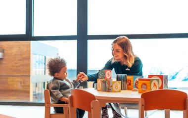 Niño con G.O en club infantil.