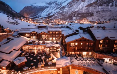 Rua comercial de Val d'Isère com lojas de esportes de inverno