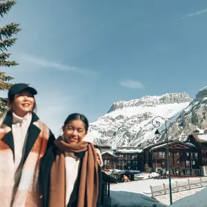 Familia brincando na neve