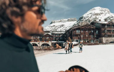 Família em resort all inclusive nos Alpes Franceses curtindo o inverno