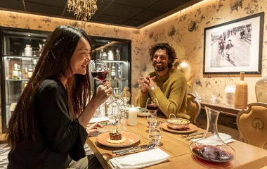 Casal no restaurante principal do Club Med Val d'Isère