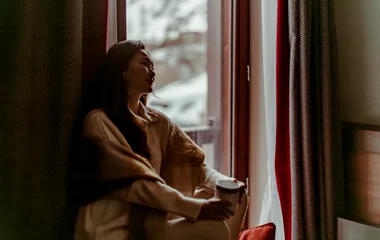 Femme en train de se détendre à Val d'Isère