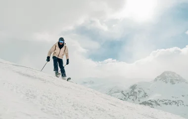 Hombre en clase de esquí.