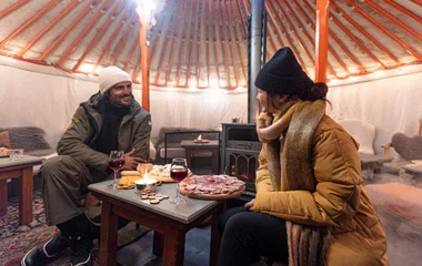 Pareja cenando fondue con vino.