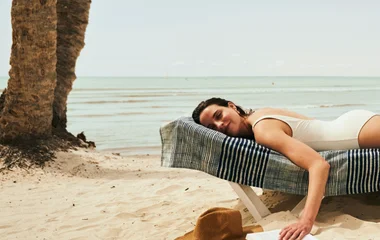 Femme qui se détend sur un transat