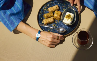 Mão de hóspede do Club Med ao lado de prato com comidas típicas da Turquia.