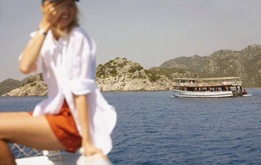 Mujer en un viaje en barco.