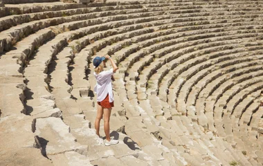 Mulher em passeio turístico.