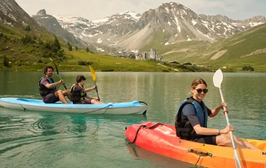 Pessoas andando de caiaque.