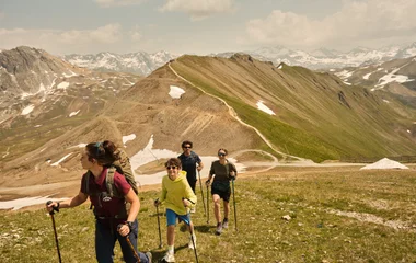 Grupo en trekking por la montaña.