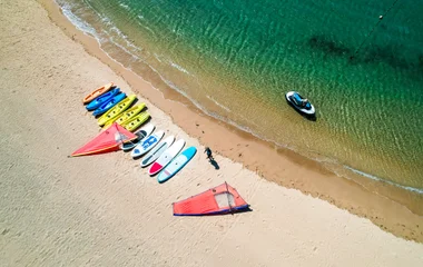 Praia de Nusa Dua com águas cristalinas