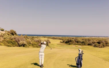 Hombre jugando tenis.