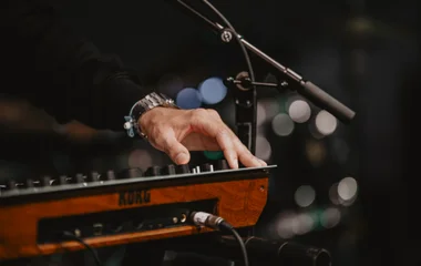 Uma mão tocando no teclado