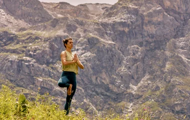 Mulher praticando yoga na natureza.
