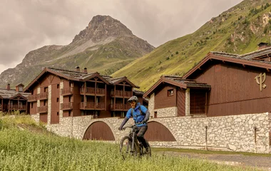 Hombre em bicicleta frente al resort.