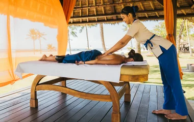Mujer recibiendo masaje en las espaldas.