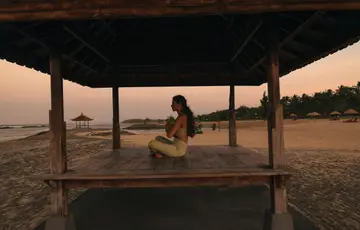 Mulher meditando.
