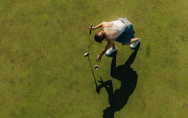 Persona jugando al golf.