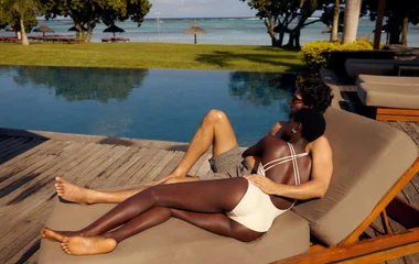 Couple allongé sur un transat à l'Île Maurice