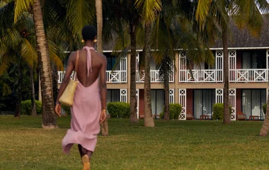 Femme devant le Resort La Pointe aux Canonniers à l'île Maurice