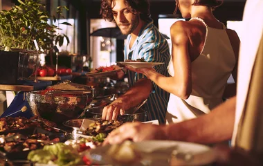 Personas elegindo la comida en el restaurante.