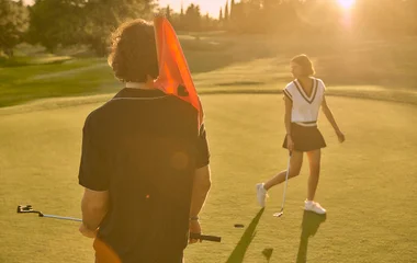 Couple qui joue au golf
