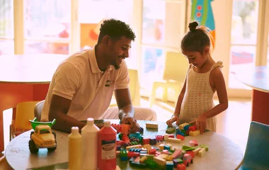 Niña en el club infantil.