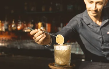 Barman terminando de finalizar um drink.