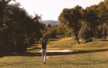 Hombre jugando al golf.