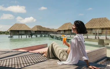 Mujer en la reposera de un resort en las Islas Maldivas.