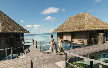 Pareja de hombre y mujer caminando por el resort.