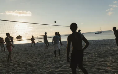 Pessoas jogando vôlei na praia