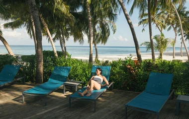 Mulher na espreguiçadeira