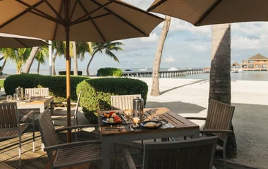 Mesa do restaurante com comidas