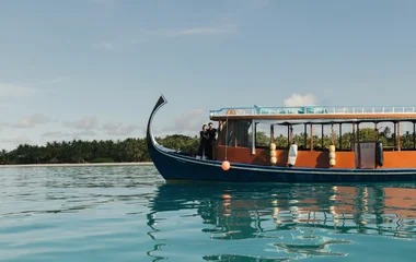 Pareja navegando en el mar.